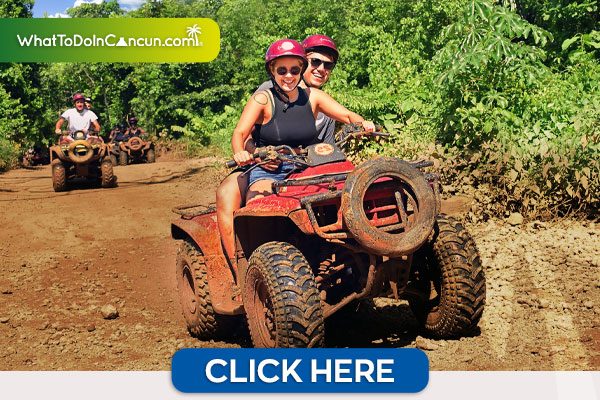 Pareja en una cuatrimoto sobre un terreno de lodo