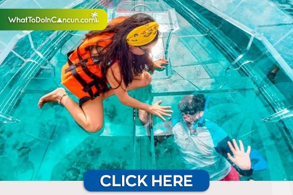 Niña en un bote con fondo de cristal y abajo personas realizado snorkel