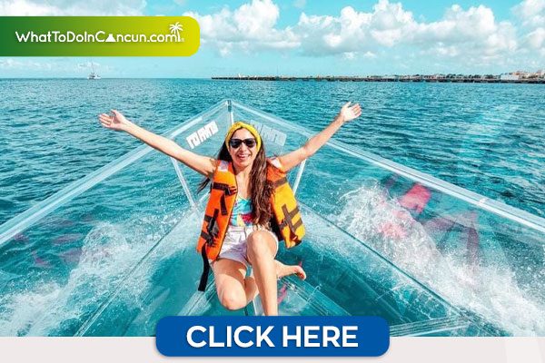 Mujer en un bote con fondo de cristal sonriendo