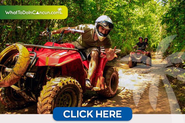 Joven en una cuatrimoto en un camino con lodo