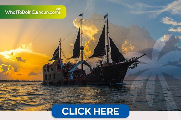 Barco pirata sobre el mar en un atardecer