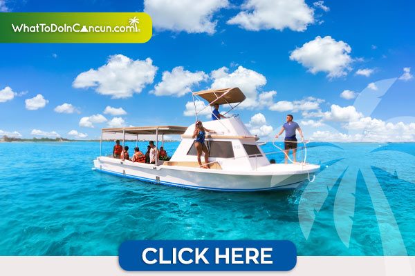 Embarcación color blanca con gente dentro de él sobre el mar