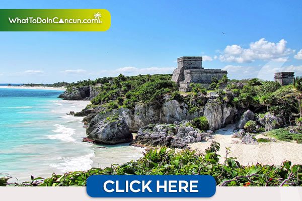 Pirámide de Tulum en el acantilado y el mar a un costado